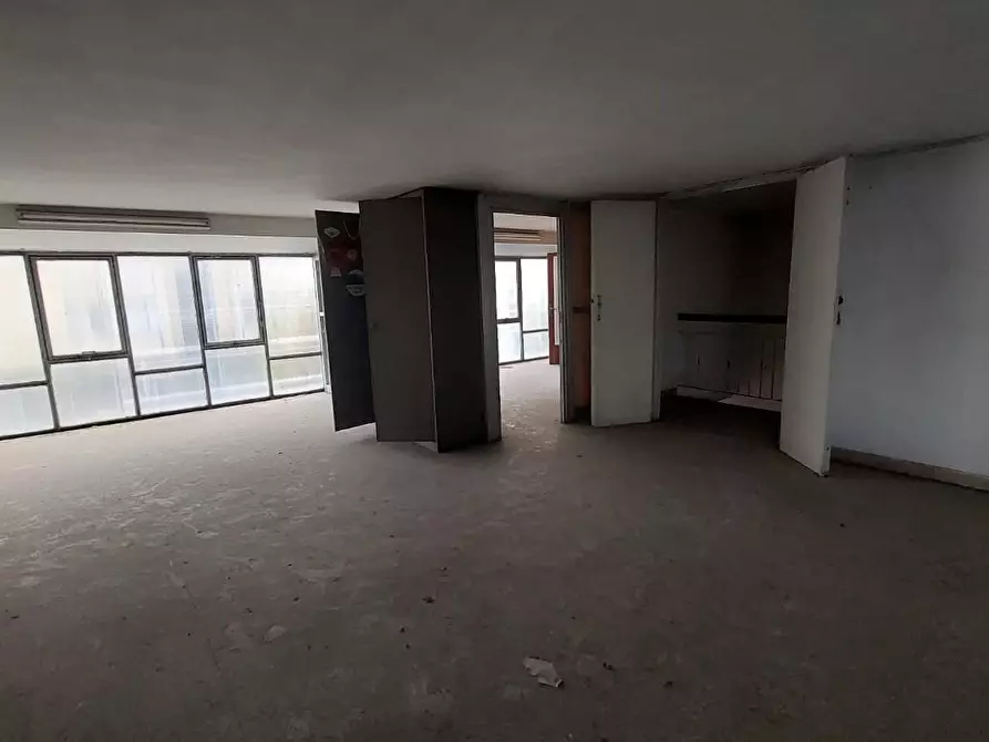 Immagine 8 di Magazzino in vendita  a Pontedera