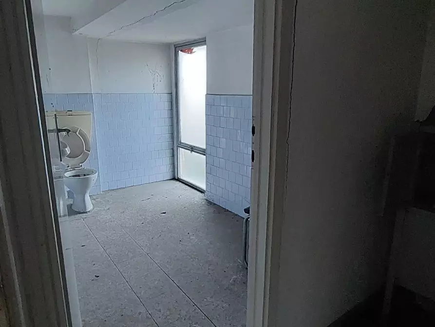 Immagine 9 di Magazzino in vendita  a Pontedera