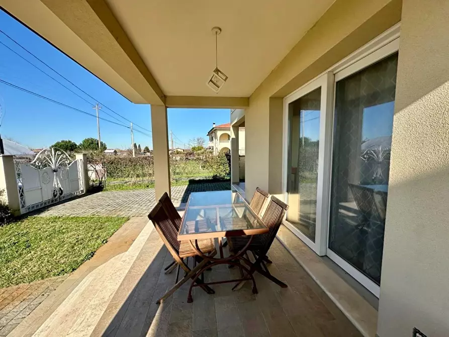 Immagine 1 di Villa in vendita  a Camaiore
