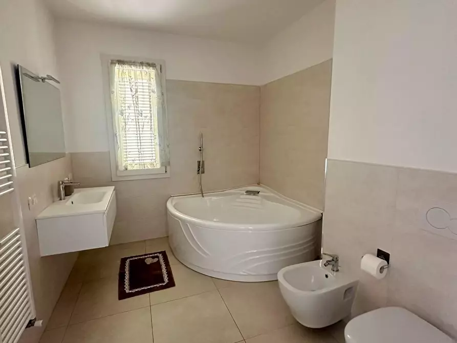 Immagine 10 di Villa in vendita  a Camaiore