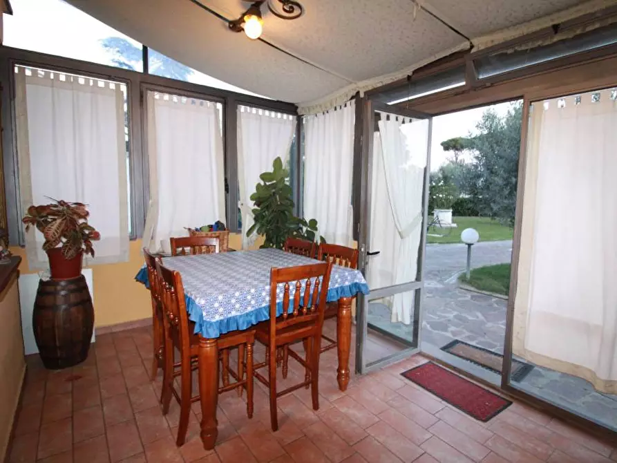 Immagine 2 di Villa in vendita  a Pontedera