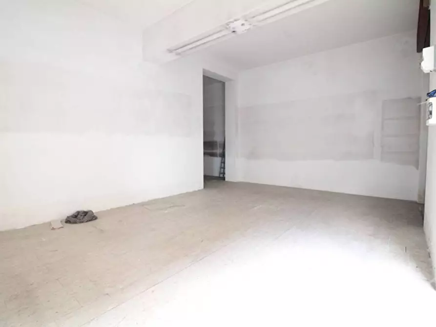 Immagine 4 di Negozio in vendita  a Pontedera