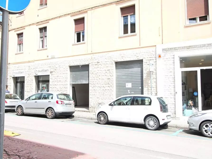 Immagine 2 di Negozio in vendita  a Pontedera