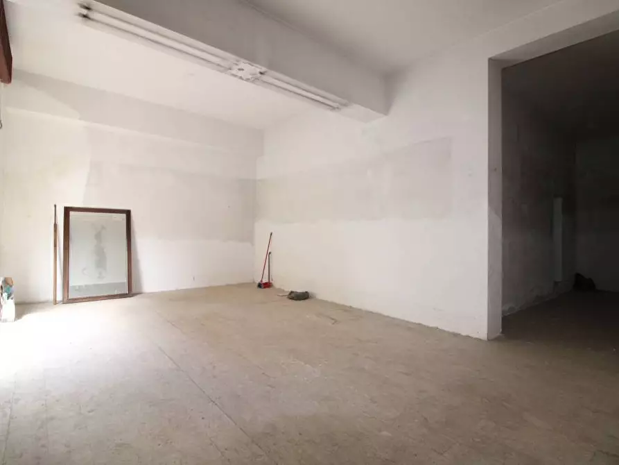 Immagine 5 di Negozio in vendita  a Pontedera