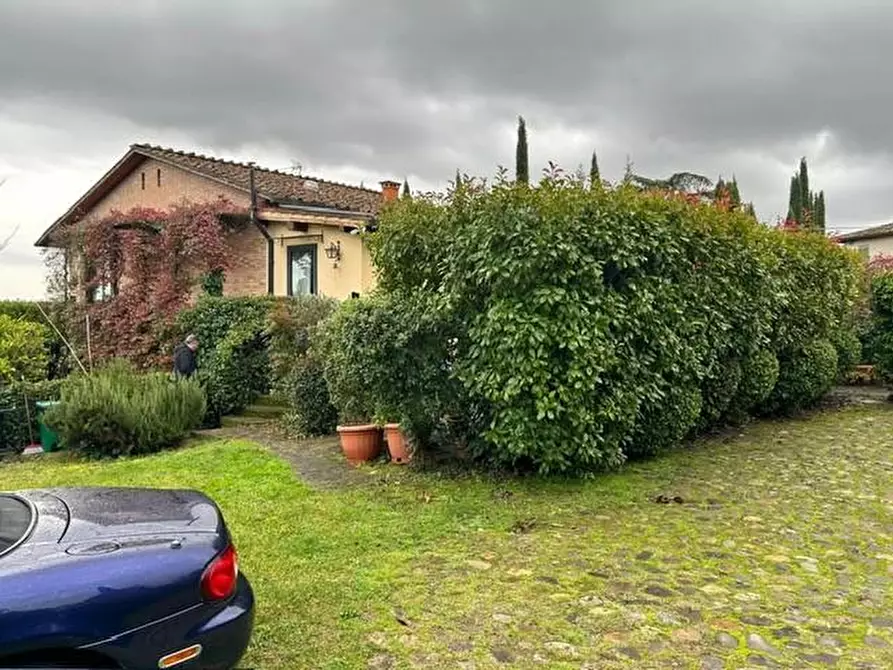Immagine 17 di Villa in vendita  a Siena