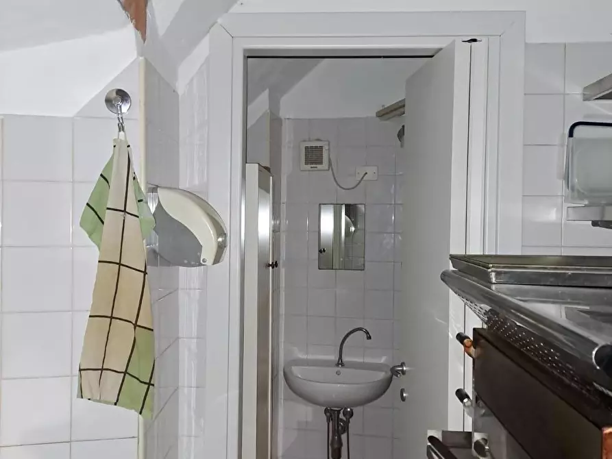 Immagine 4 di Locale commerciale in affitto  a Pisa