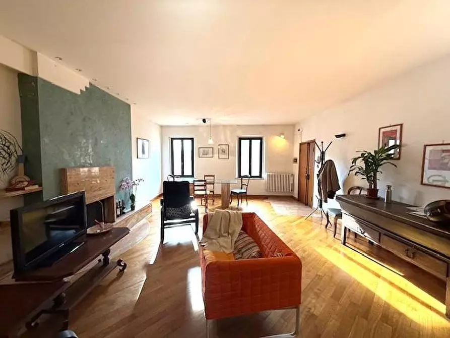 Immagine 1 di Appartamento in vendita  a Siena