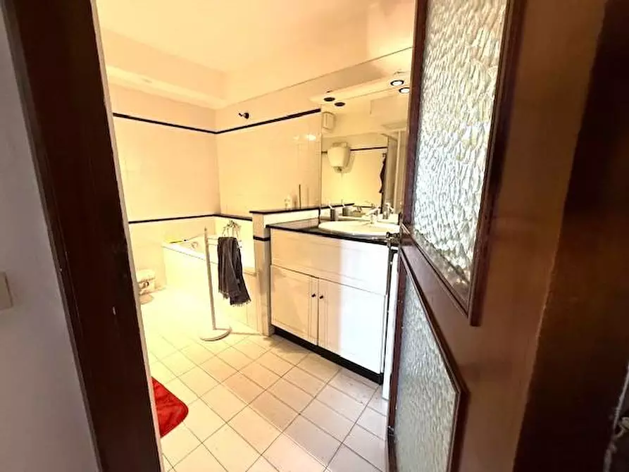 Immagine 17 di Appartamento in vendita  a Siena