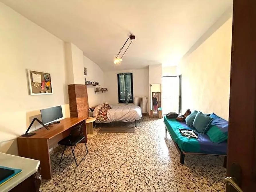 Immagine 10 di Appartamento in vendita  a Siena