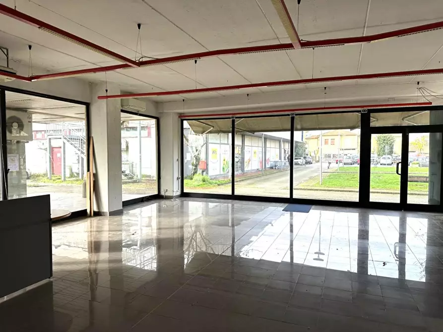 Immagine 8 di Locale commerciale in vendita  a Porcari