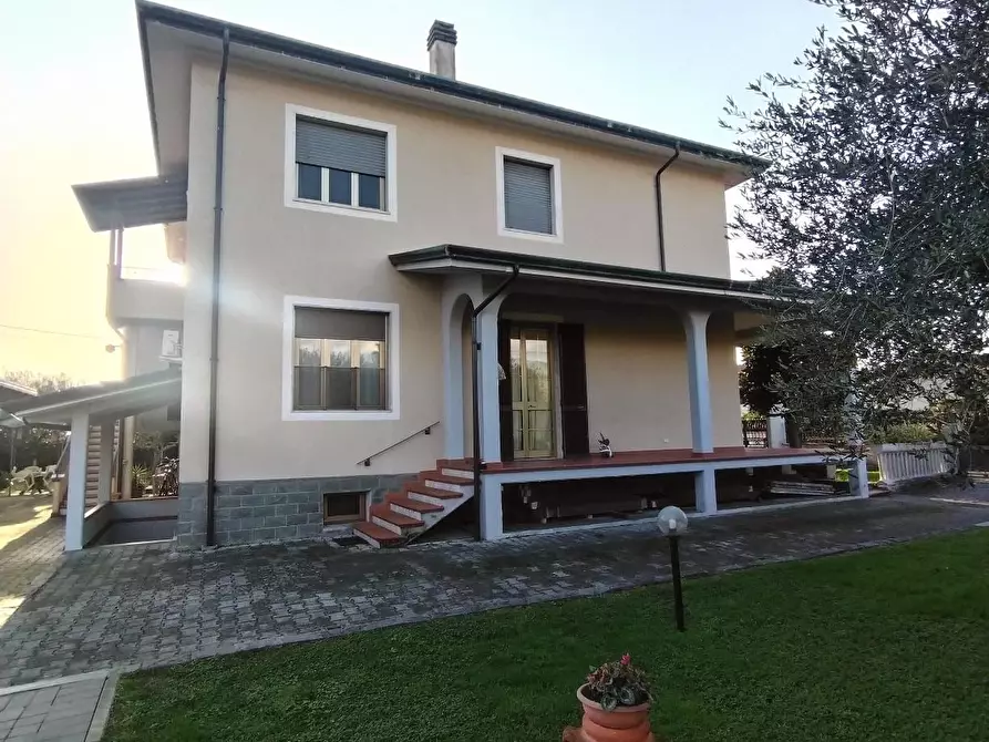 Immagine 1 di Villa in vendita  a Massa