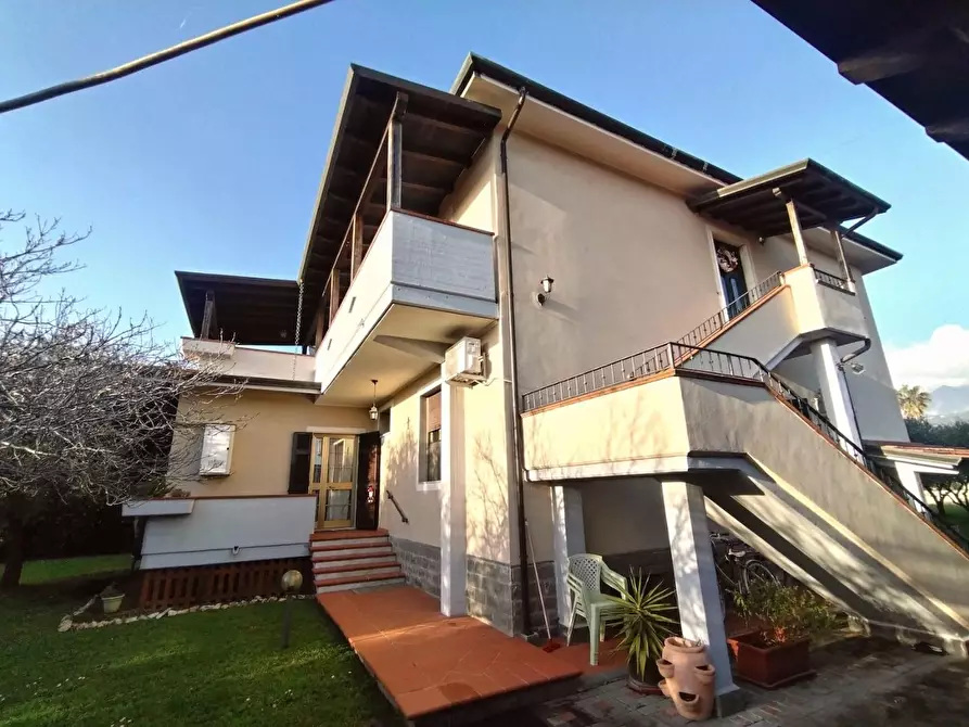 Immagine 4 di Villa in vendita  a Massa