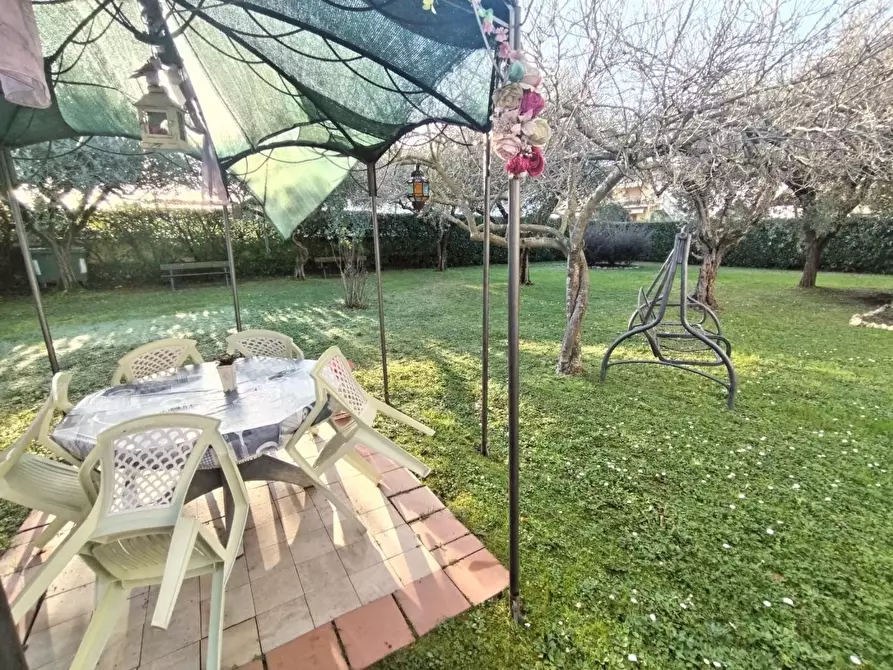 Immagine 5 di Villa in vendita  a Massa