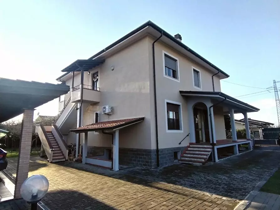 Immagine 3 di Villa in vendita  a Massa