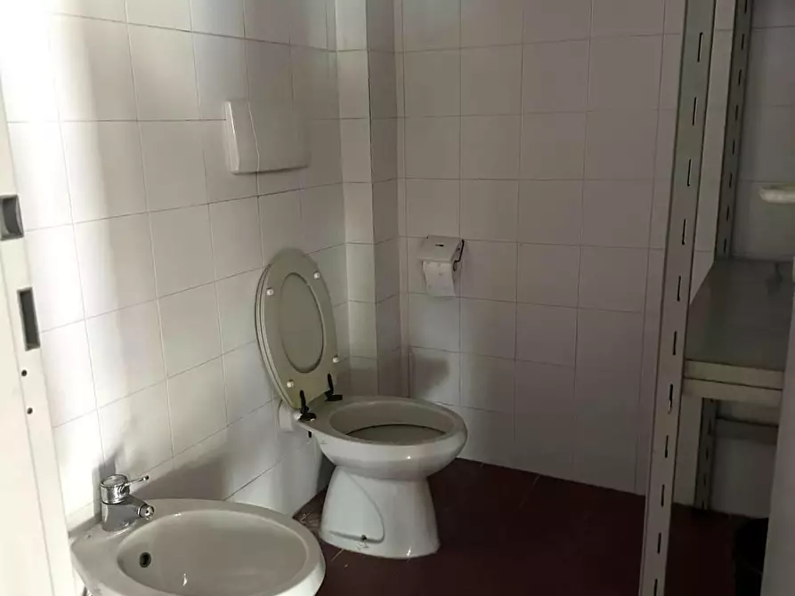 Immagine 8 di Locale commerciale in affitto  a Porcari