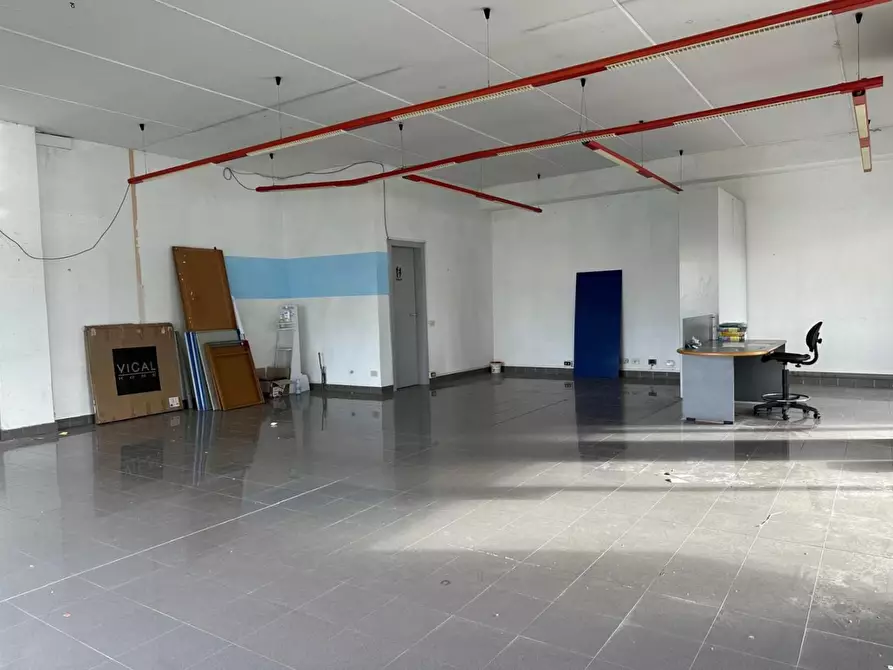 Immagine 3 di Locale commerciale in affitto  a Porcari