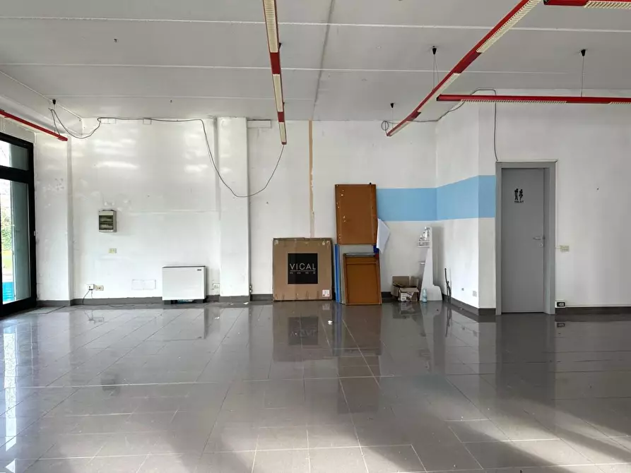 Immagine 4 di Locale commerciale in affitto  a Porcari