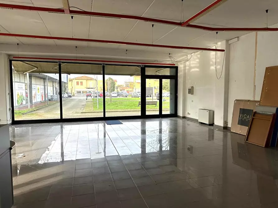 Immagine 6 di Locale commerciale in affitto  a Porcari