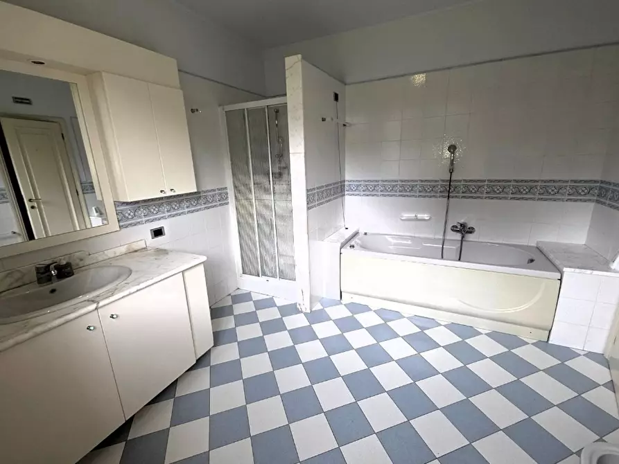 Immagine 39 di Villa in vendita  a Massa