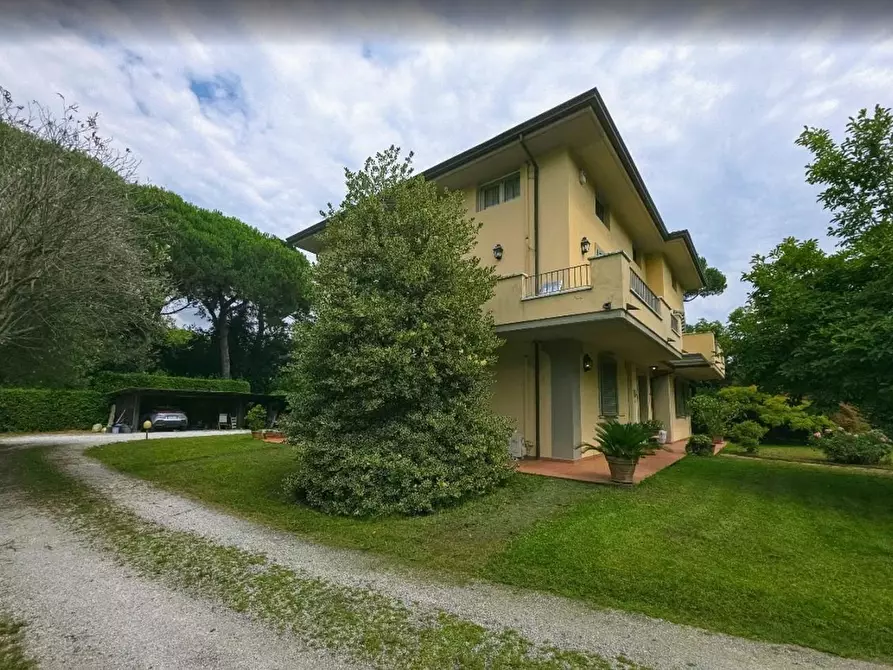 Immagine 12 di Villa in vendita  a Massa