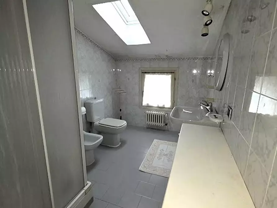 Immagine 34 di Villa in vendita  a Massa