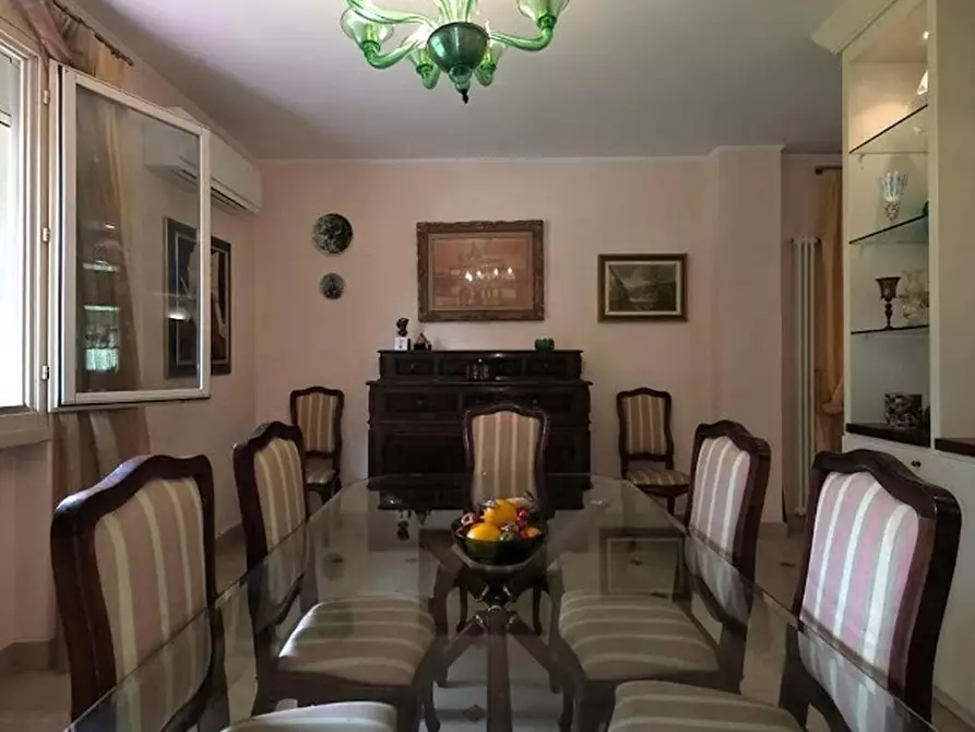 Immagine 38 di Villa in vendita  a Massa