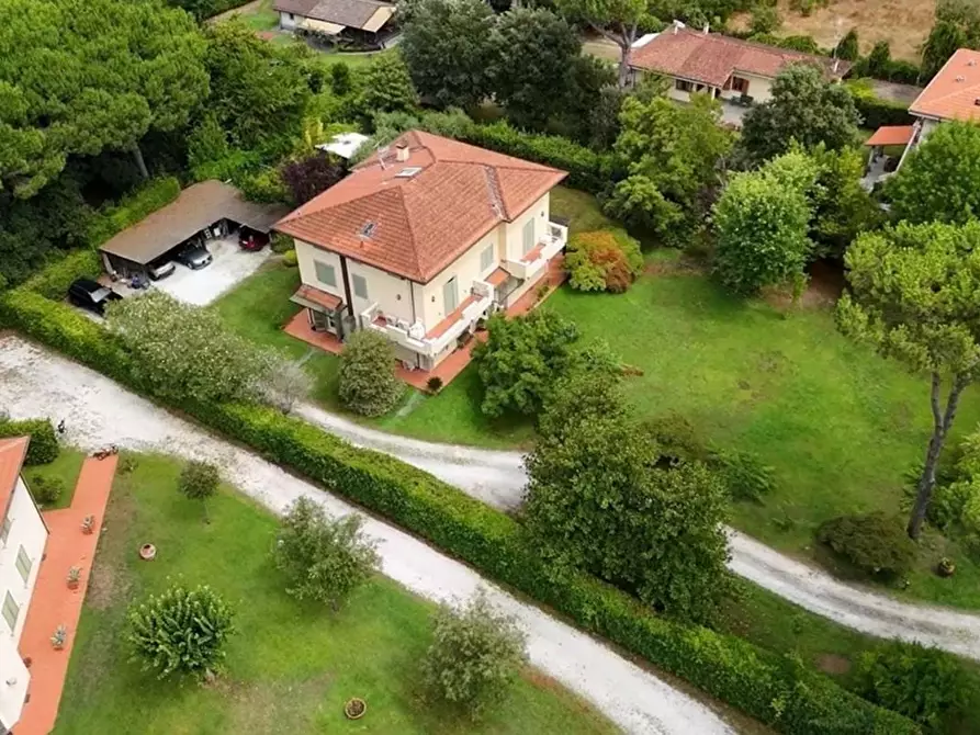 Immagine 3 di Villa in vendita  a Massa