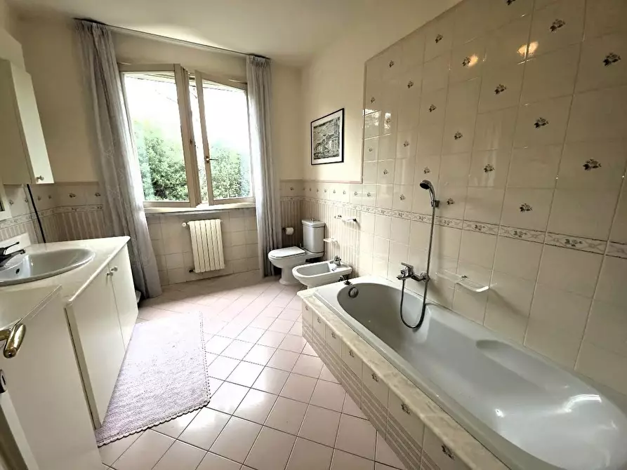 Immagine 28 di Villa in vendita  a Massa