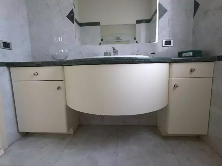 Immagine 42 di Villa in vendita  a Massa