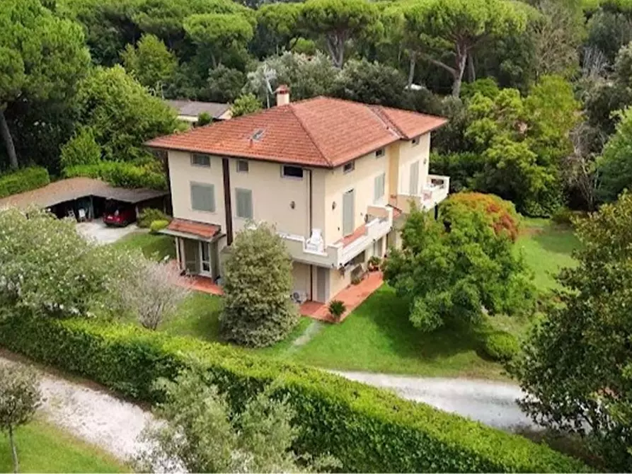 Immagine 10 di Villa in vendita  a Massa