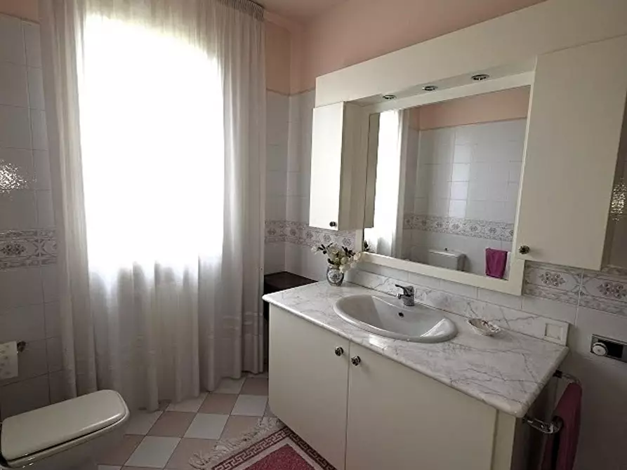 Immagine 25 di Villa in vendita  a Massa