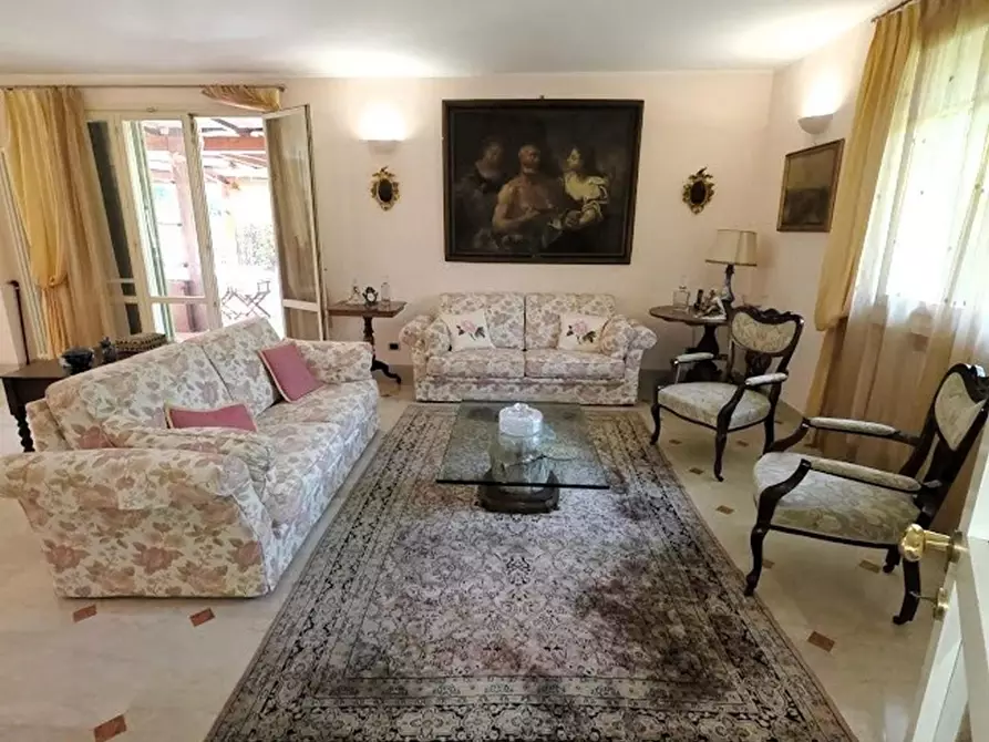Immagine 37 di Villa in vendita  a Massa