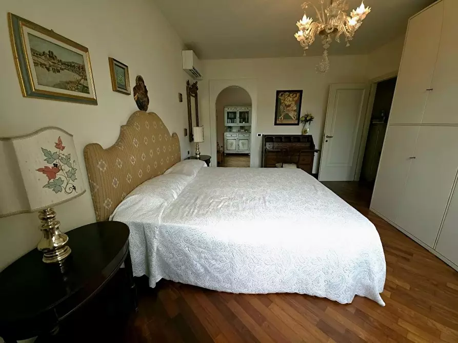 Immagine 26 di Villa in vendita  a Massa