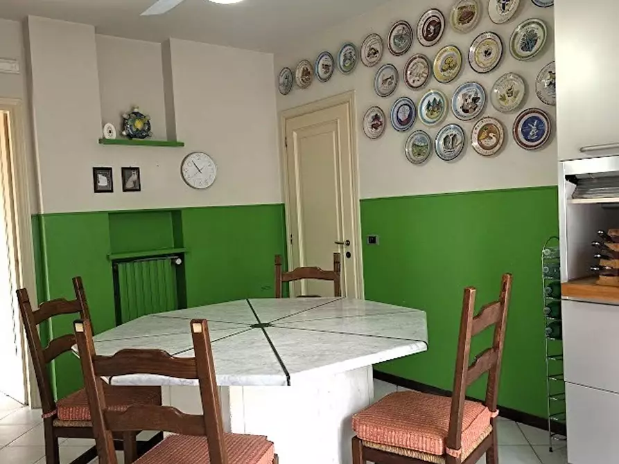 Immagine 17 di Villa in vendita  a Massa