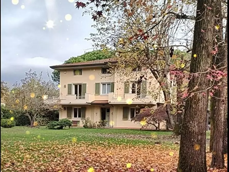 Immagine 9 di Villa in vendita  a Massa