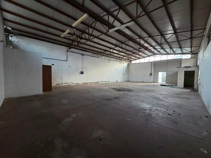 Immagine 1 di Attività artigianale in affitto  a Capannori