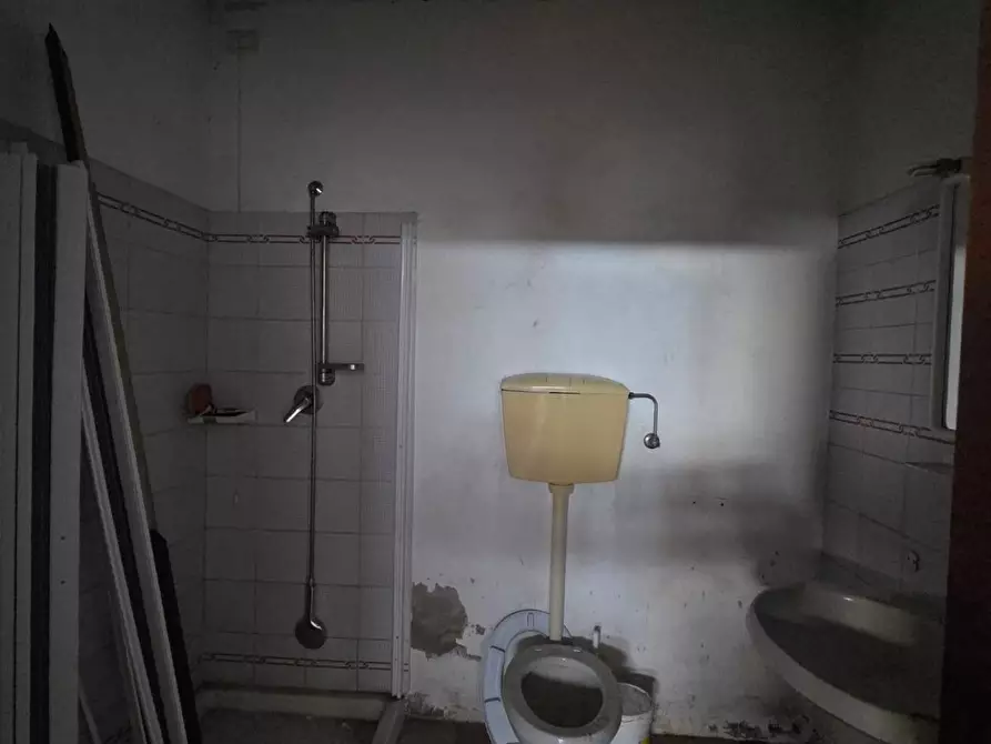 Immagine 7 di Attività artigianale in affitto  a Capannori