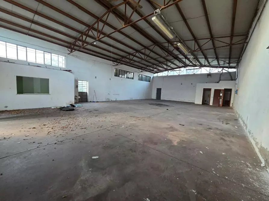 Immagine 5 di Attività artigianale in affitto  a Capannori