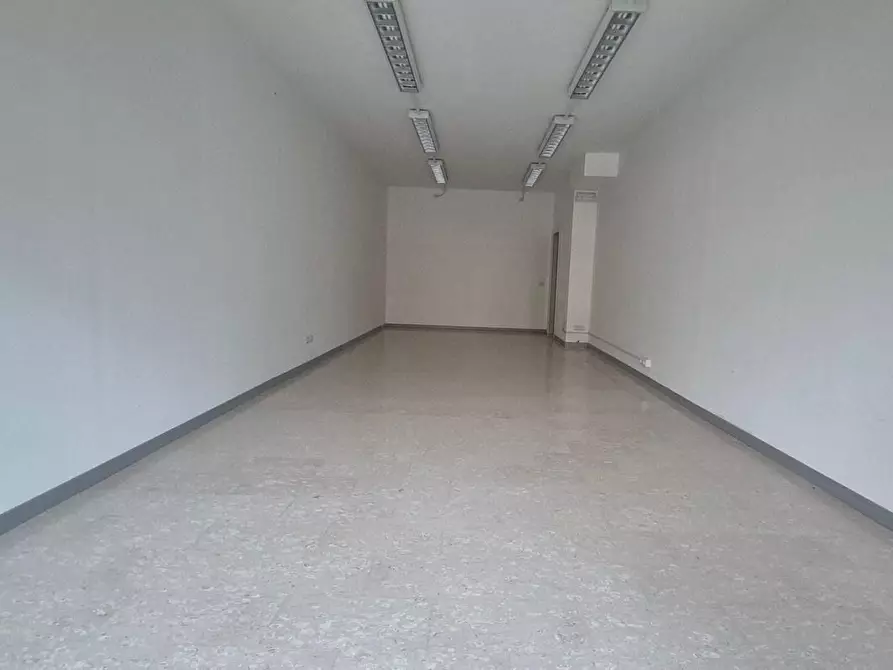 Immagine 5 di Locale commerciale in affitto  a Sovicille