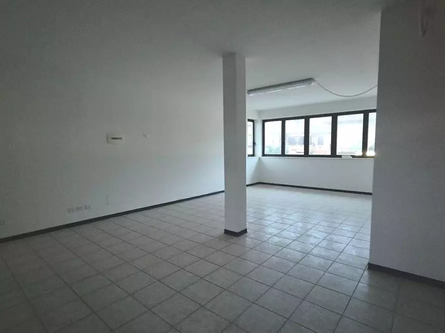 Immagine 3 di Locale commerciale in affitto  a Sovicille