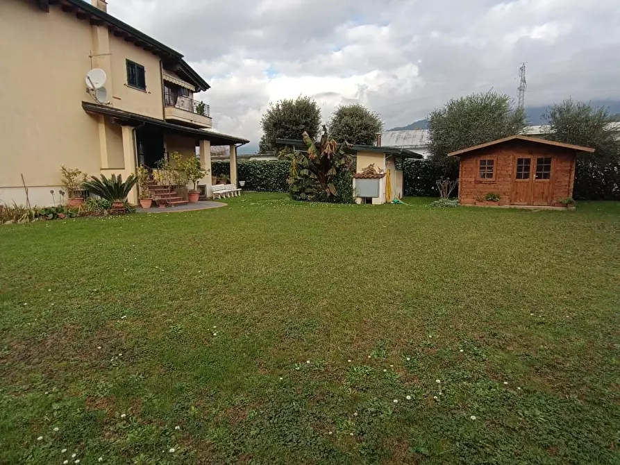 Immagine 5 di Villa in vendita  a Montignoso