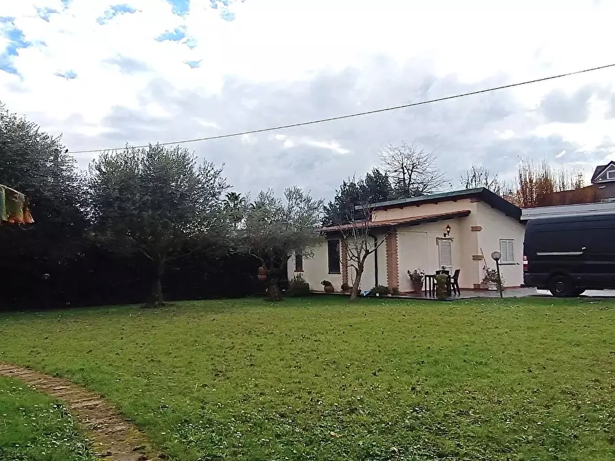 Immagine 6 di Villa in vendita  a Montignoso