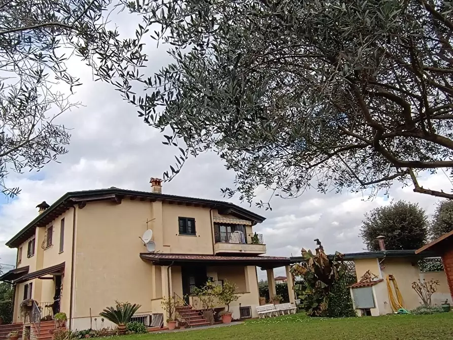 Immagine 3 di Villa in vendita  a Montignoso