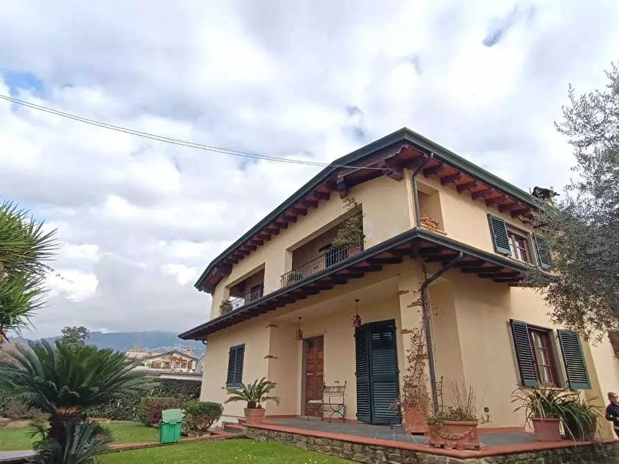 Immagine 2 di Villa in vendita  a Montignoso