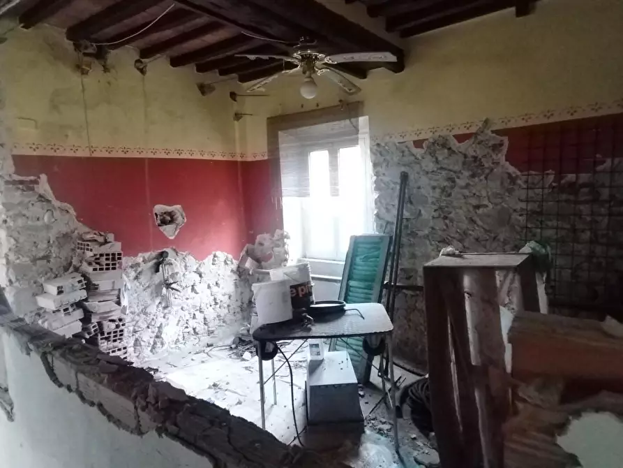 Immagine 2 di Porzione di casa in vendita  a Massa