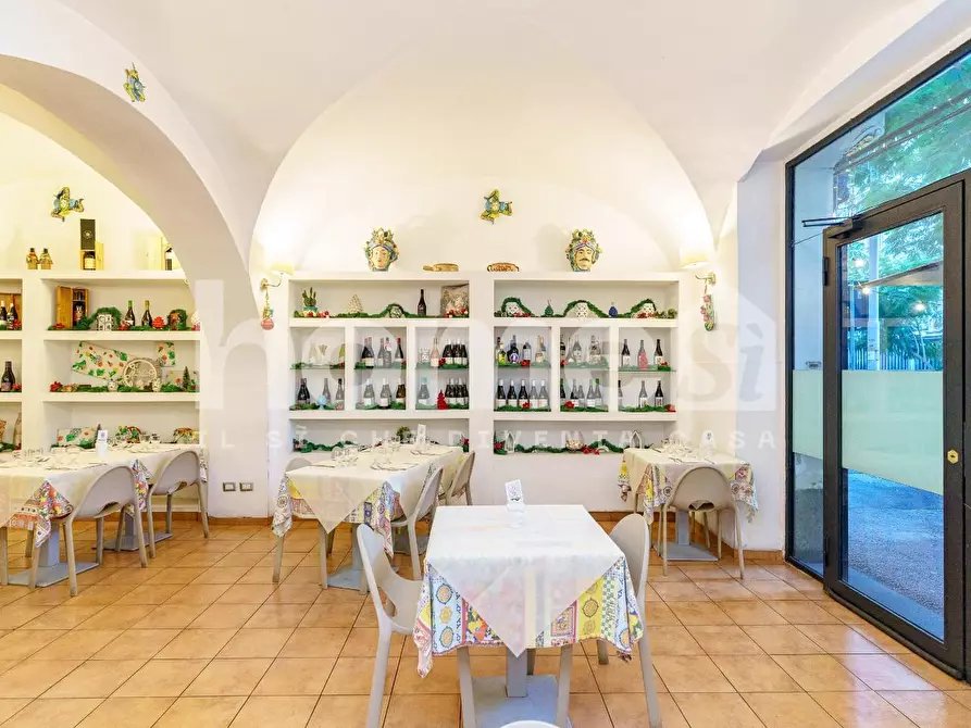 Immagine 9 di Negozio in vendita  a Catania