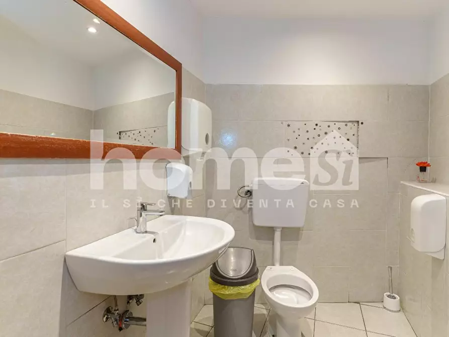 Immagine 21 di Negozio in vendita  a Catania