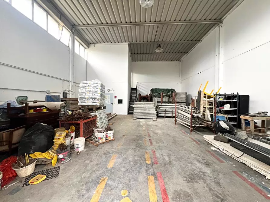 Immagine 10 di Locale commerciale in vendita  a Montelupo Fiorentino