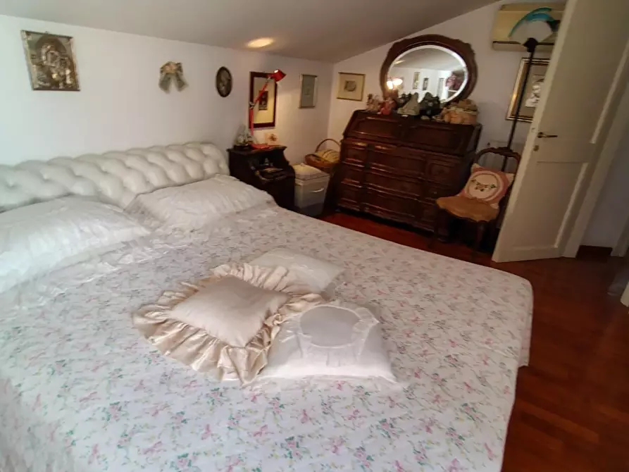 Immagine 9 di Mansarda in vendita  a Carrara