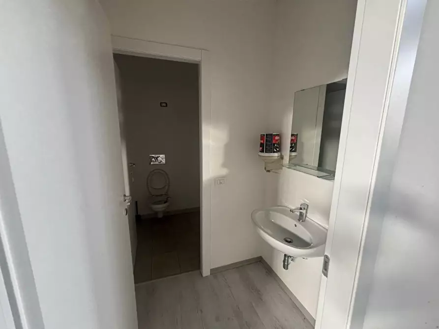 Immagine 9 di Attività artigianale in affitto  a Capraia E Limite